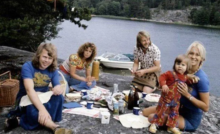  El grupo entró en crisis cuando las dos cantantes y los dos integrantes masculinos del grupo, que eran matrimonios, comenzaron con sus crisis de parejas. 